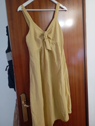 Vestido amarillo con fruncido