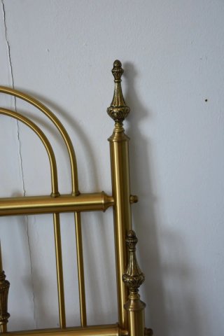 Antigua cama de bronce dorado
