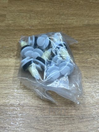 Clips de fijación para revestimiento de puerta