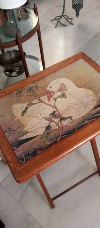 Mesa Auxiliar con Diseño de Cisnes