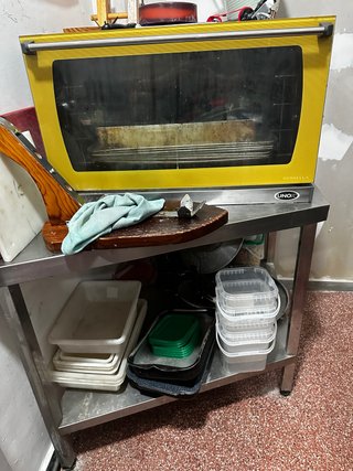 Horno y mesa de acero inoxidable