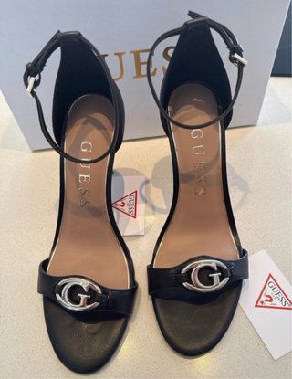 Tacones Guess Negros con Detalle Dorado