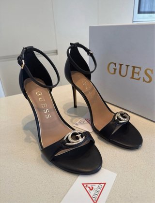 Tacones Guess Negros con Detalle Dorado