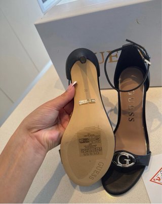 Tacones Guess Negros con Detalle Dorado