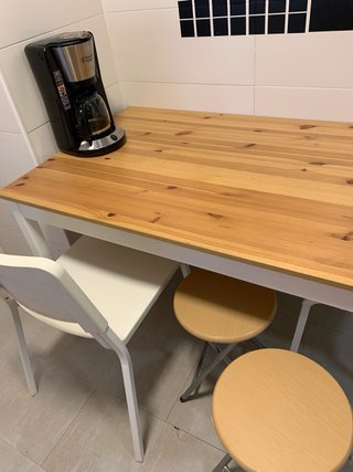 Mesa de cocina/comedor de madera Ikea.