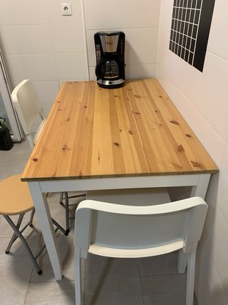 Mesa de cocina/comedor de madera Ikea.
