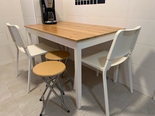 Mesa de cocina/comedor de madera Ikea.