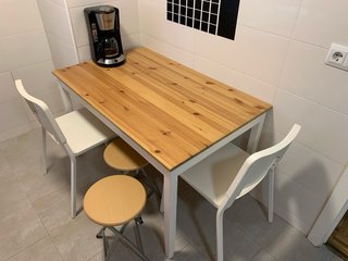 Mesa de cocina/comedor de madera Ikea.