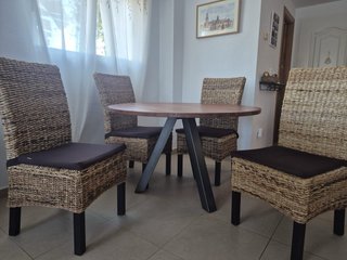 Mesa redonda madera + 4 sillas fibra natural