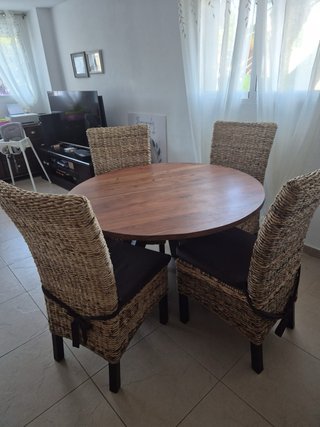 Mesa redonda madera + 4 sillas fibra natural