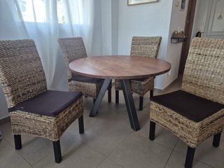 Mesa redonda madera + 4 sillas fibra natural