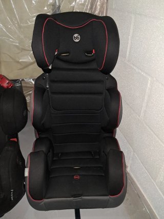 Silla de coche negra con detalles rojos