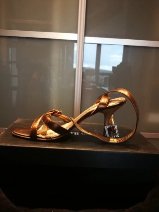 Sandalias doradas piel tacón