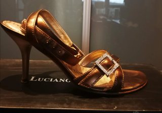 Sandalias doradas piel tacón