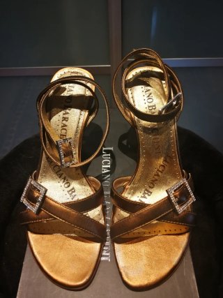 Sandalias doradas piel tacón
