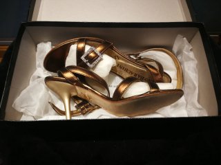 Sandalias doradas piel tacón