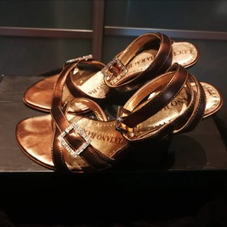 Sandalias doradas piel tacón