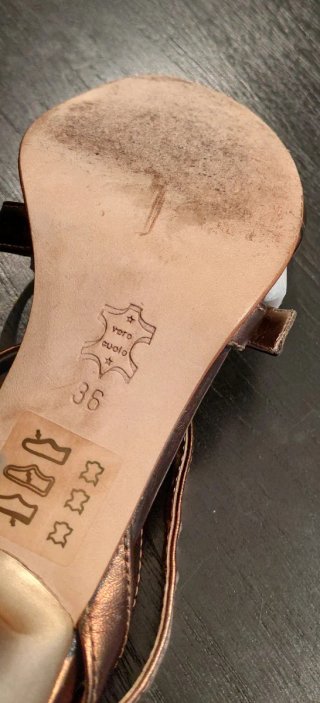 Sandalias doradas piel tacón