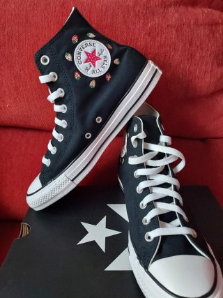 Converse Chuck Taylor Negras con Fresas