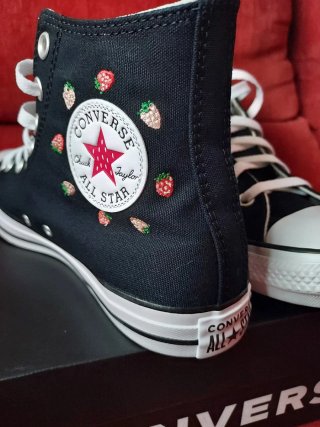 Converse Chuck Taylor Negras con Fresas