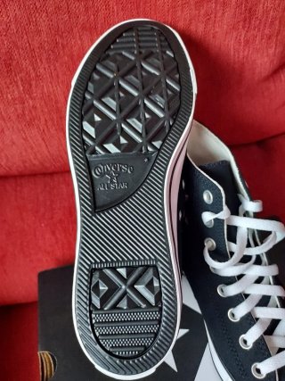 Converse Chuck Taylor Negras con Fresas