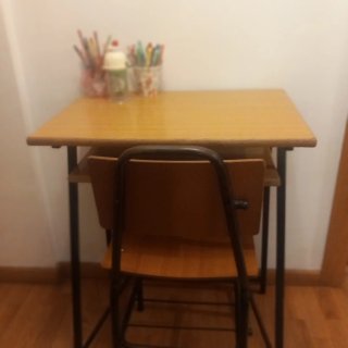 Escritorio infantil madera y metal.Venta en person