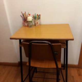 Escritorio infantil madera y metal.Venta en person