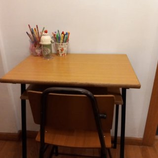 Escritorio infantil madera y metal.Venta en person