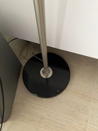 Lámpara de pie moderna gris y plateada