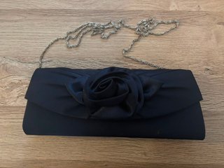 Bolso de fiesta azul marino con flor