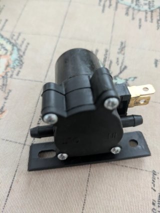 Bomba limpiaparabrisas negra