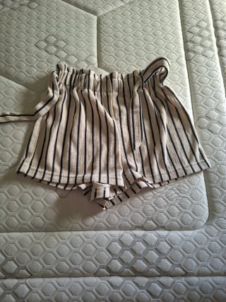 Lote 4 faldas (talla única) y un pantalón