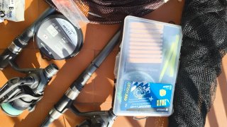 Equipo de pesca completo: cañas, carretes, redes