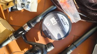Equipo de pesca completo: cañas, carretes, redes