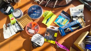 Equipo de pesca completo: cañas, carretes, redes
