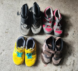 Lote de 4 pares de zapatillas infantiles