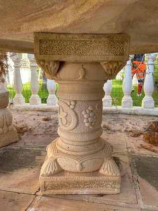 Conjunto mesa y bancos de piedra.