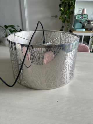 Lámpara de salón plateada con diseño árbol