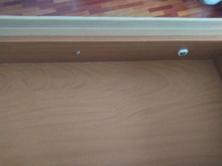 Cómoda de madera con cajones y estantes.