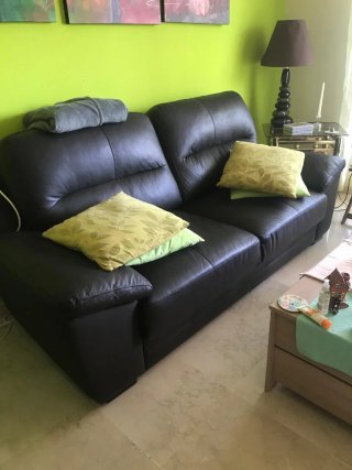 Sofá de piel negro