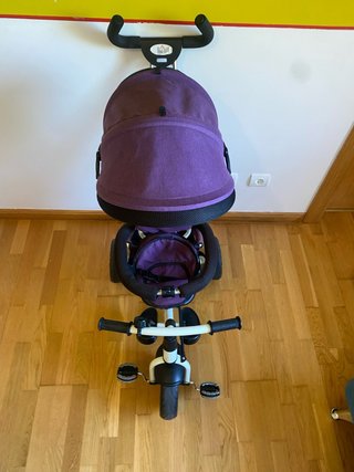 Triciclo con barra de empuje morado