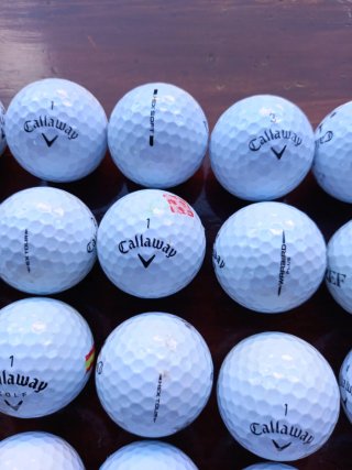 28 Bolas de Golf Callaway variadas.