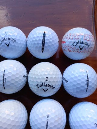 28 Bolas de Golf Callaway variadas.