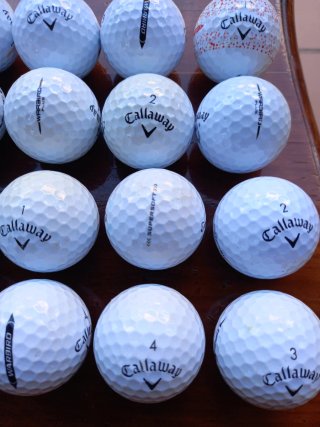 28 Bolas de Golf Callaway variadas.