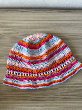 Cappellino bucket hat uncinetto colorato