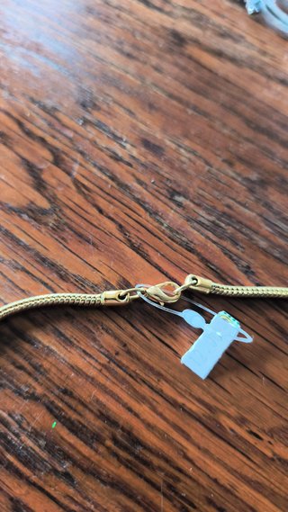 Collar dorado con cuentas