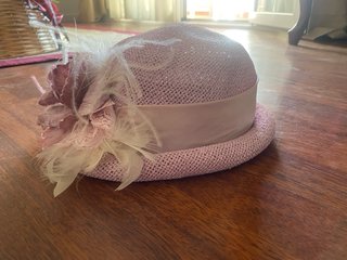 Tocado bombín rosa empolvado con flor