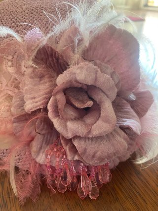 Tocado bombín rosa empolvado con flor
