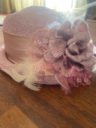 Tocado bombín rosa empolvado con flor