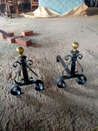 Morillos de chimenea metal negro y dorado.